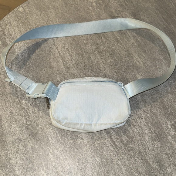 Lulu crossbody bag - Everywhere Belt Bag 1L - Picture 2 of 7